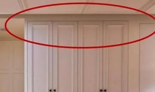 衣柜|新房衣柜怕积灰尘直接做到顶,师傅连忙制止,说这样做更实用!