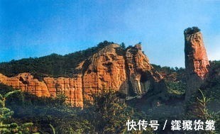 千山万里$将军睡千年:将军的战袍由山川而制,足够凝重庄严