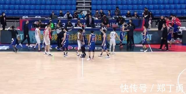 李春江|李春江马布里相隔20米对骂,双方球员忍俊不禁,王哲林憋住不敢笑