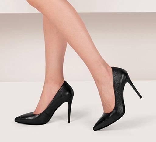 身姿 女人从穿上高跟鞋的那一刻开始,曼妙身姿由此开始盛放