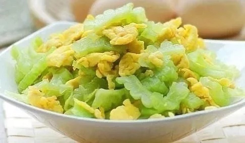 苦瓜干|糖尿病人吃苦瓜降血糖,但要切记1小时内别吃它,否则可能会中毒