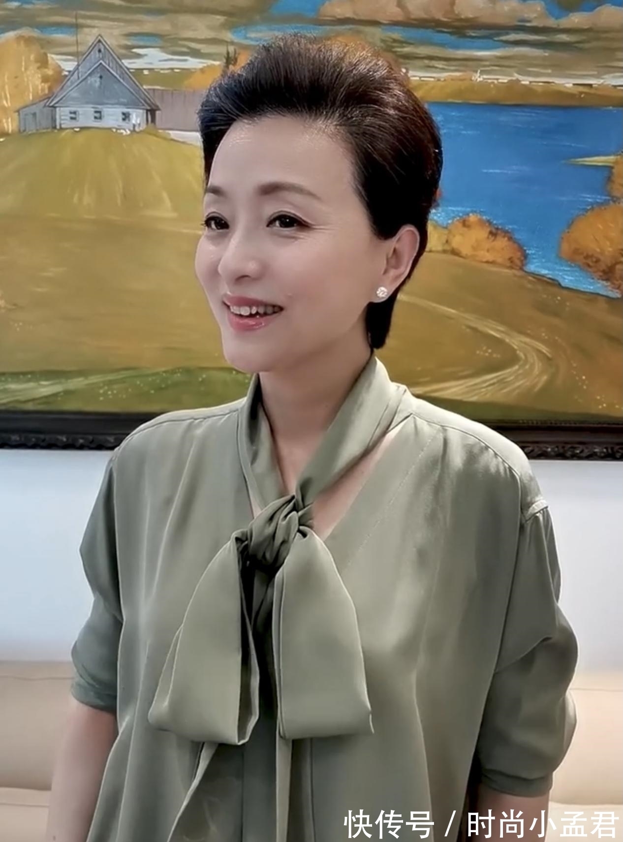掀起刘海|53岁杨澜真老了,穿蝴蝶结衬衫过母亲节脸瘦了一圈,掀起刘海黑眼圈鱼尾纹太明显