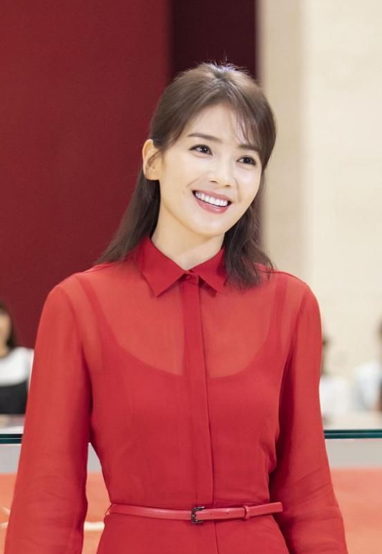 碎花|碎花裙“大势已去”,雪纺裙早春必备,时尚又减龄