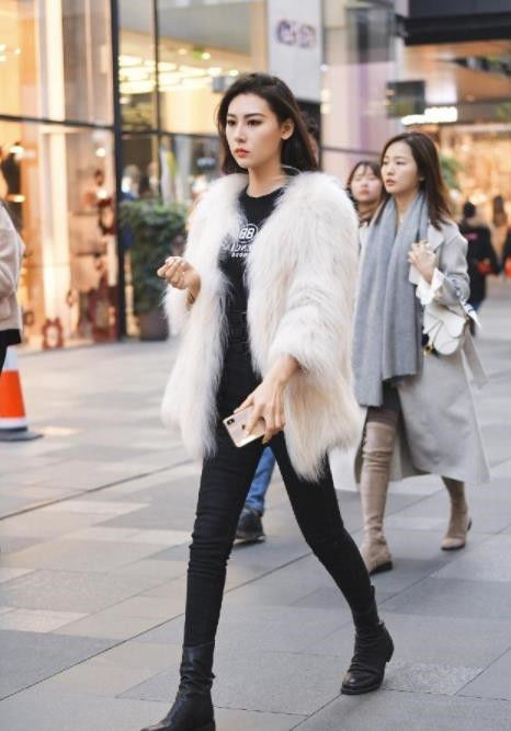 大长腿|美女身穿黑色吊带背心,飘逸长发展露十足魅力!令人羡慕不已!