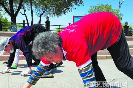 腰椎病|爬出健康 讓人驚了個呆