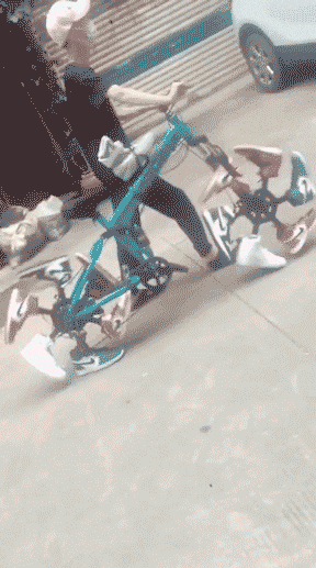 |搞笑GIF趣图:时代在变迁,现在当伴郎也是个体力活!