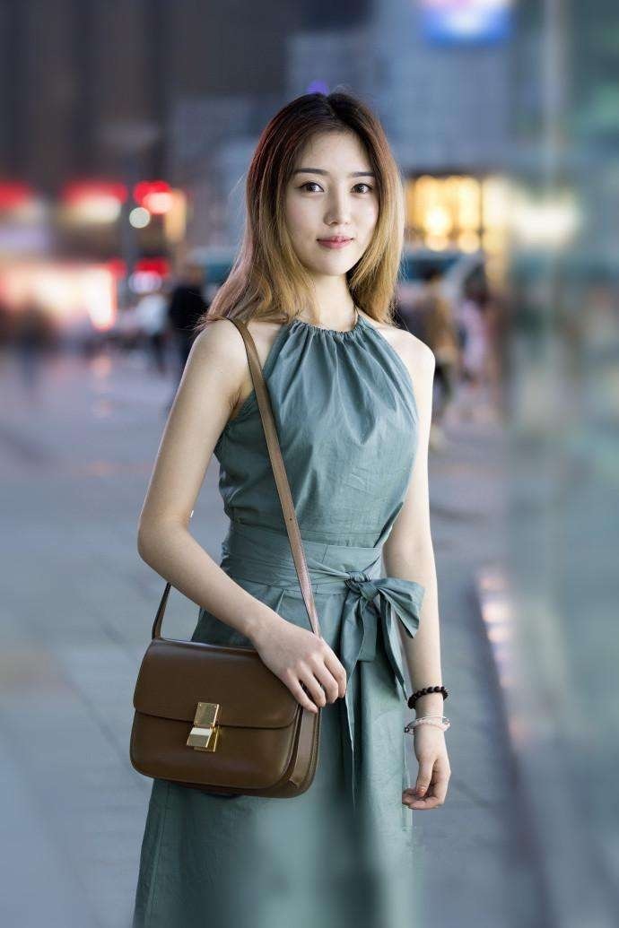 时髦|街拍:长发披肩的好姐妹,身穿时髦短款装,甜美又靓丽