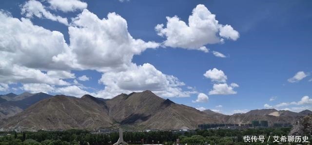 马布里山上著名的宫堡建筑群是藏族古建筑艺术精华