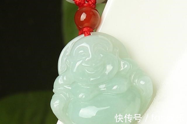 翡翠 翡翠首饰种类多样,女人的一生中,应该拥有哪三种类型!