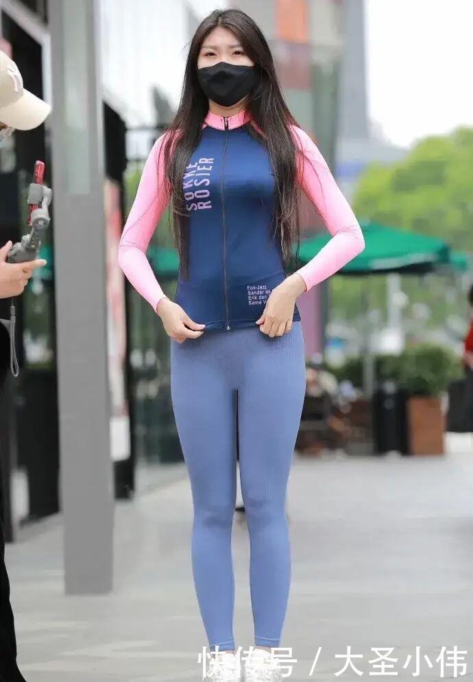 美女街拍腿粗又何妨还是能穿打底裤，而且时髦又显瘦，中年女士都爱了