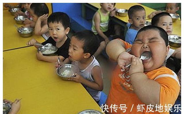 玉米粒|孩子吃饱了大人还喂会有什么后果?娃一顿吃多少,家长心里要有数