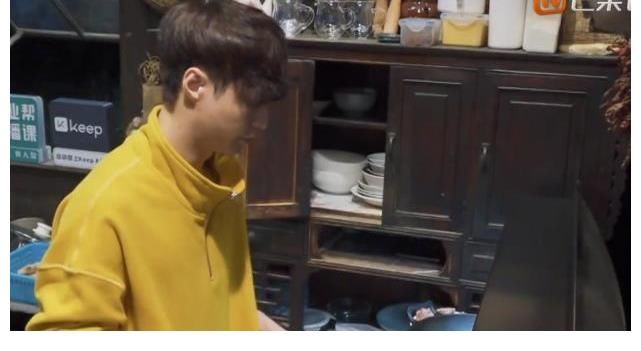 做飯|張藝興做5道菜8個人不夠吃，彭彭幫忙被忽視，黃磊夸贊背后是偏愛