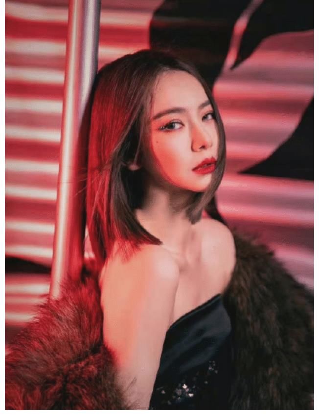 李承铉表演节目提问工作人员，摸肩膀是被允许的吗？网友：给我磕