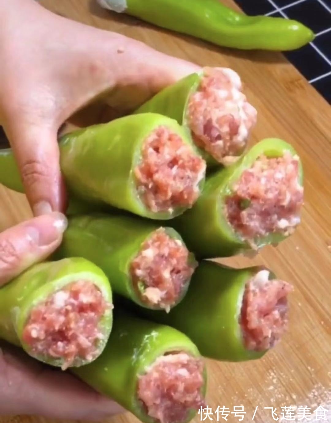 虎皮青椒酿肉,做法简单又快速,美味又解馋,闻着实在太香啦~
