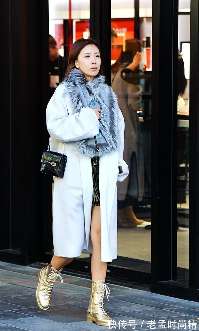 大衣 街拍:美女演绎短靴配大衣,款款漂亮