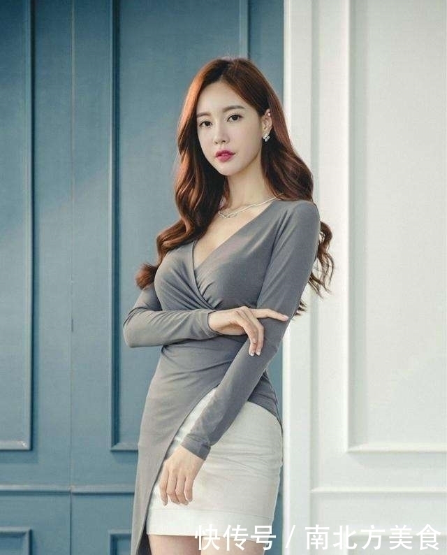 女性们|紧身的搭配展现了女性们的魅惑身材曲线