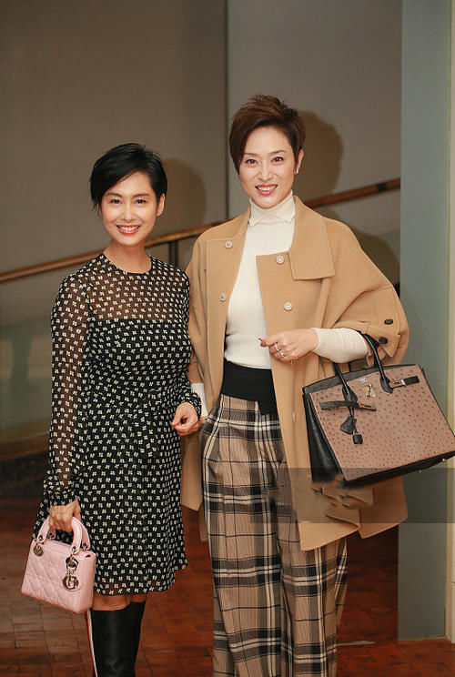 陈法蓉是气质型美女，穿彩色毛衣搭西裤，53岁也一样漂亮！