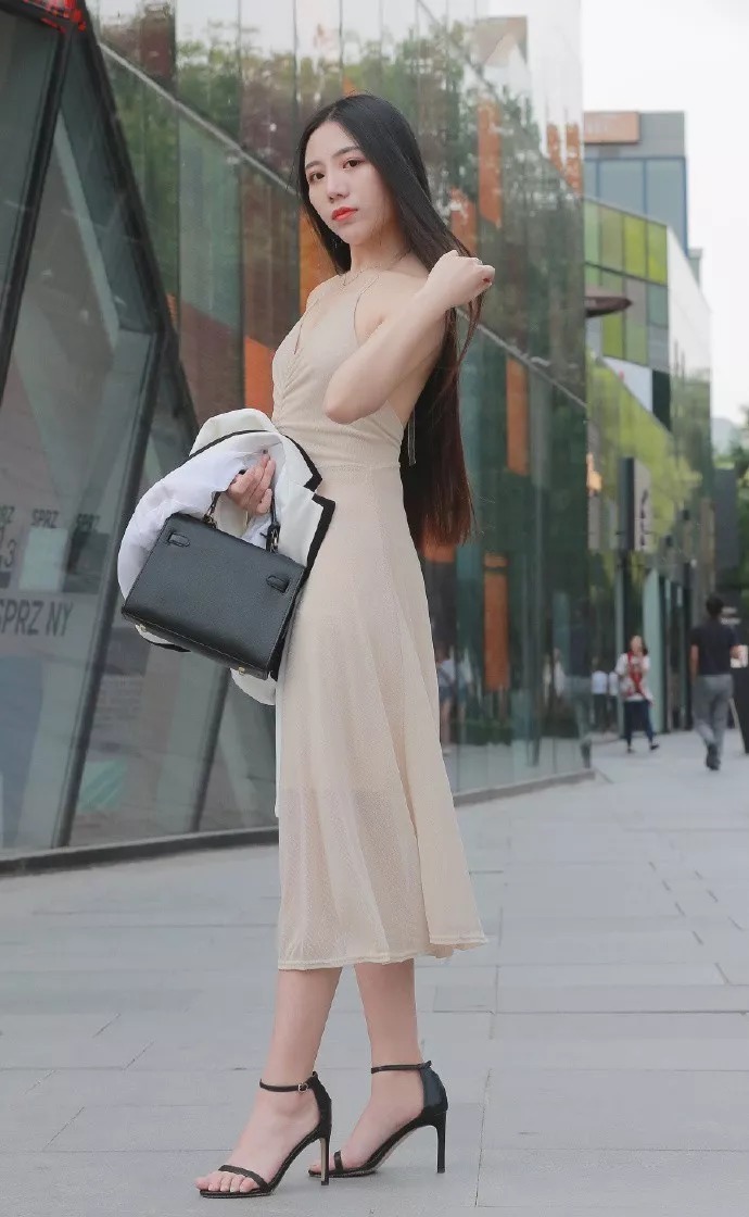 街拍:高跟鞋搭配裙子,时尚搭配简单又好看