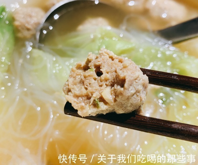鲁菜大厨教你做汆丸子，学会3招，个个Q弹嫩滑，肉香多汁，真解馋