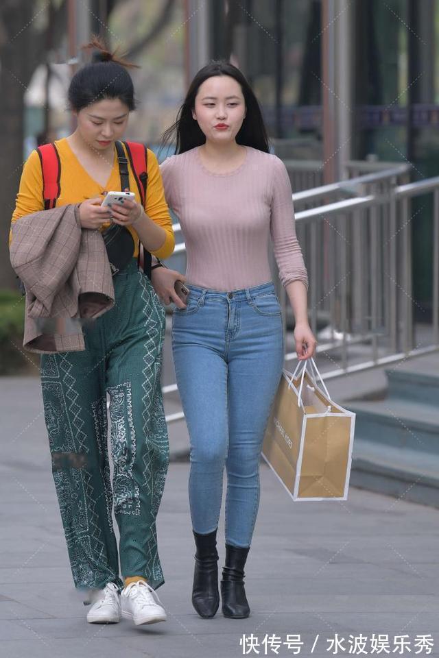 香芋紫 藕粉色上衣轻柔淡雅,搭配牛仔裤,造型既休闲又浪漫