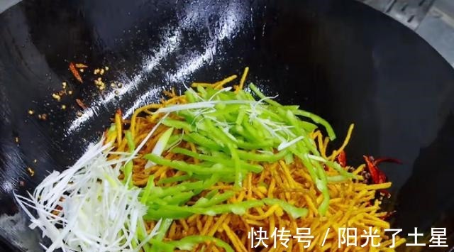 干煸土豆丝的家常做法,干香酥脆,麻辣可口,全家都爱吃!