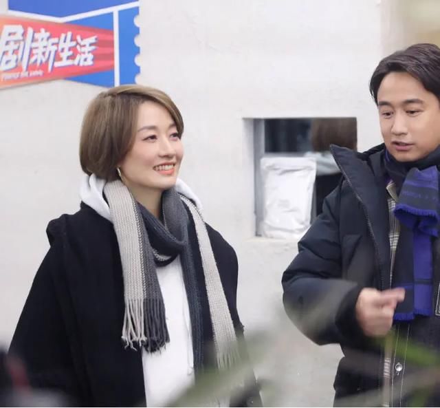 马伊琍真是一股清流，大衣都起球成这样了还穿，配新发型还挺时髦