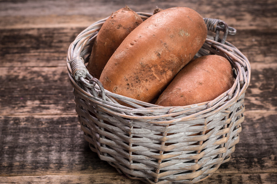 家庭|家庭保存红薯的实用方法,一个纸箱就搞定,放一年不坏,越放越甜