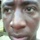 |搞笑GIF:不小心把钥匙忘车里面了,选择了一个最小的臂力砸碎了。