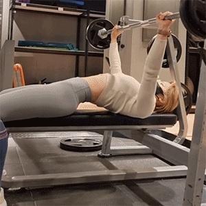 健身|90后女孩酷爱健身,钟爱力量训练,如今身材不输健身模特