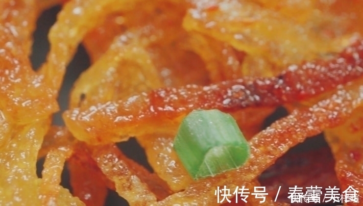 土豆不要炒着吃了,2分钟教你最新做法,金黄酥脆,比薯片还好吃