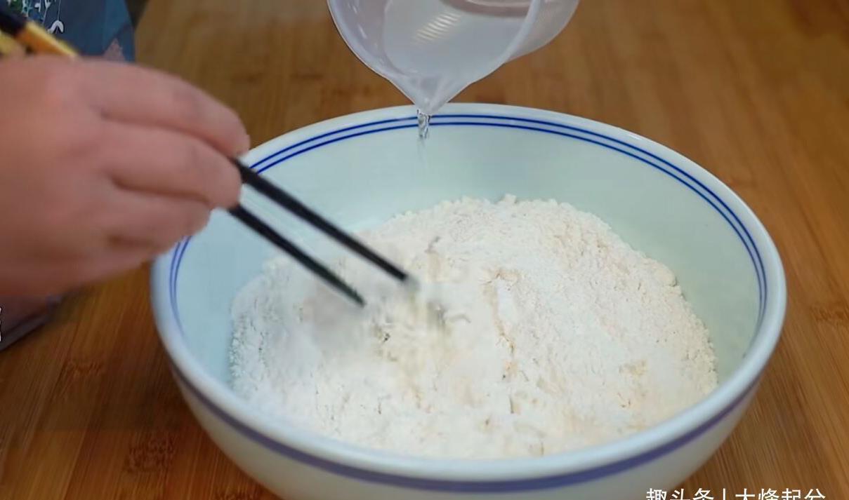 拉面|面条不需要手擀了,教你懒人做法,爽滑又筋道,比拉面还好吃