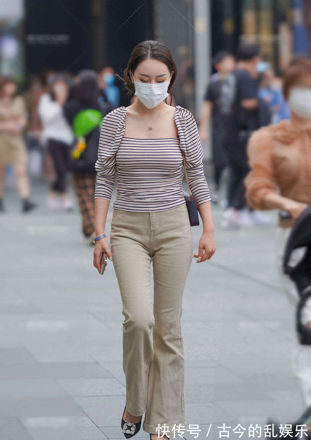 牛仔布 黑色皮裙搭配高跟鞋,创造出非常高级的时尚效果,为穿搭增添亮点