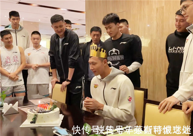 赵睿|易建联庆生太逗!赵睿想拿蛋糕偷袭,阿联转身:干嘛?黑睿就怂了