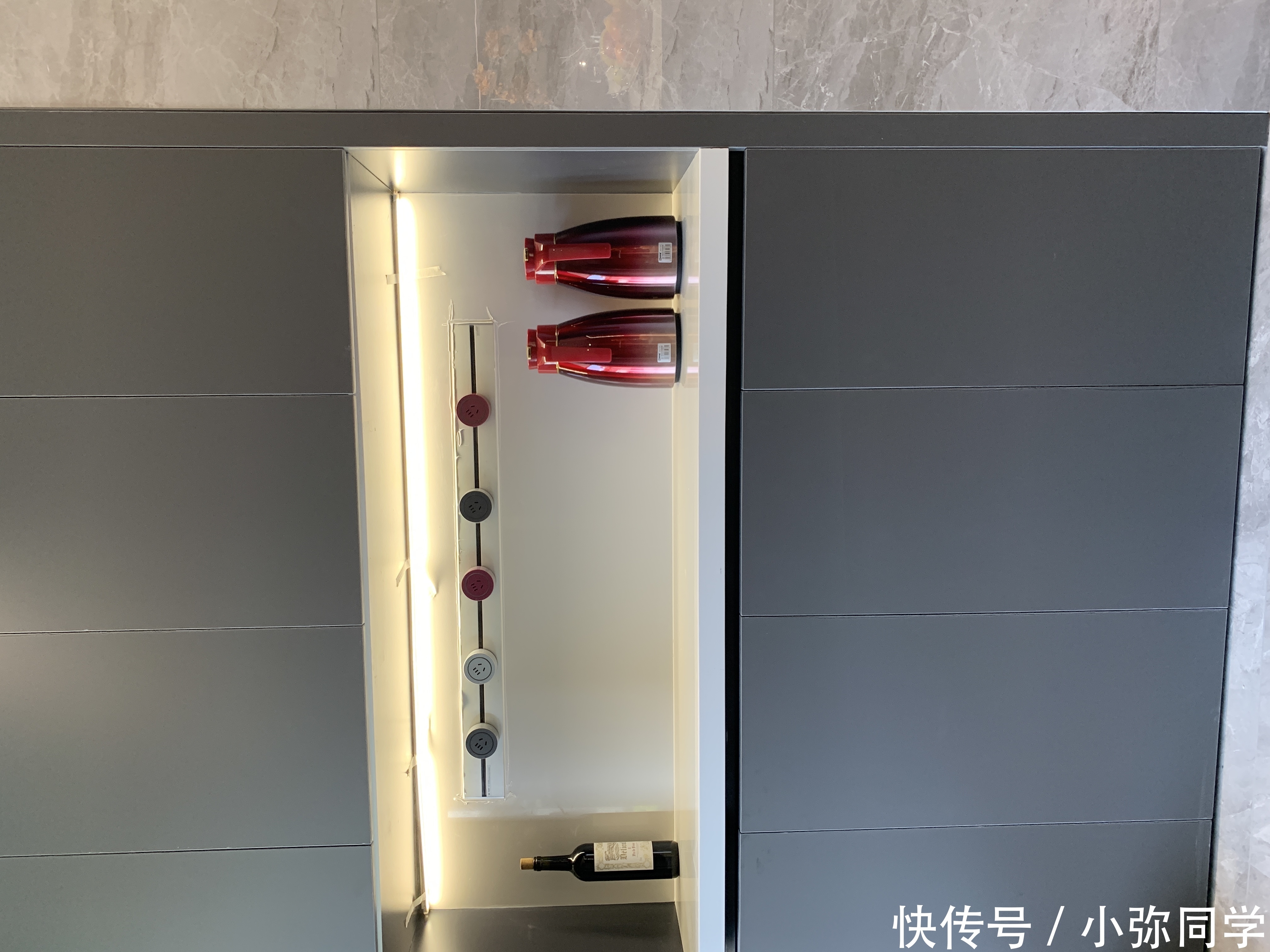 轻奢|260平现代轻奢，跃层的客餐厅也能如此出众