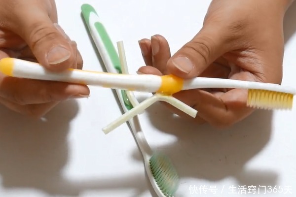 牙刷上粘一根吸管,解决了你出差旅行的一大烦恼!快告诉家里人!