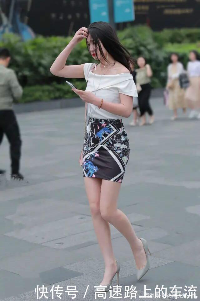 打底裤已经“失宠”了,今夏流行印花小短裙,遮肉显瘦还显高!