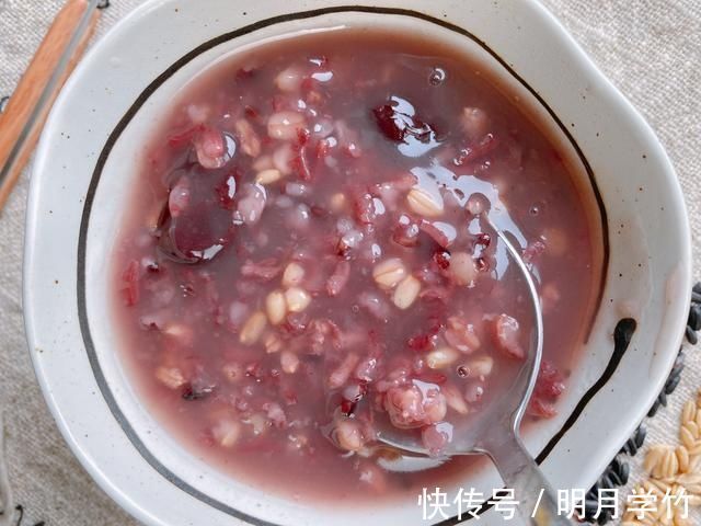 浸泡|黑米粥的正确做法,煮之前加一步,多加一种食材,比八宝粥还好喝