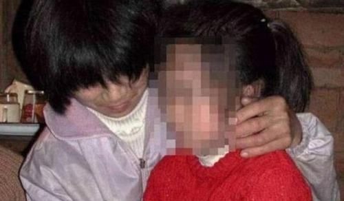 这些性|女儿偷偷“夹腿”,被妈妈无意发现,妈妈的做法决定了女儿的人生