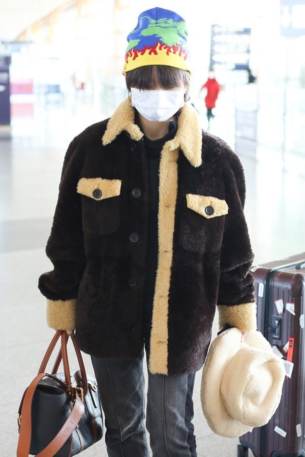 周笔畅真挺皮的, 戴着花帽子出门, 感觉很有儿童感, 真挺嫩的