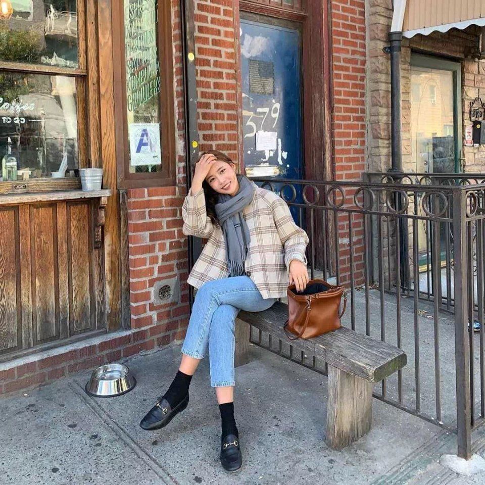 不要再让你的围巾吃灰了，现在的天气非常适合，快快搭配起来！