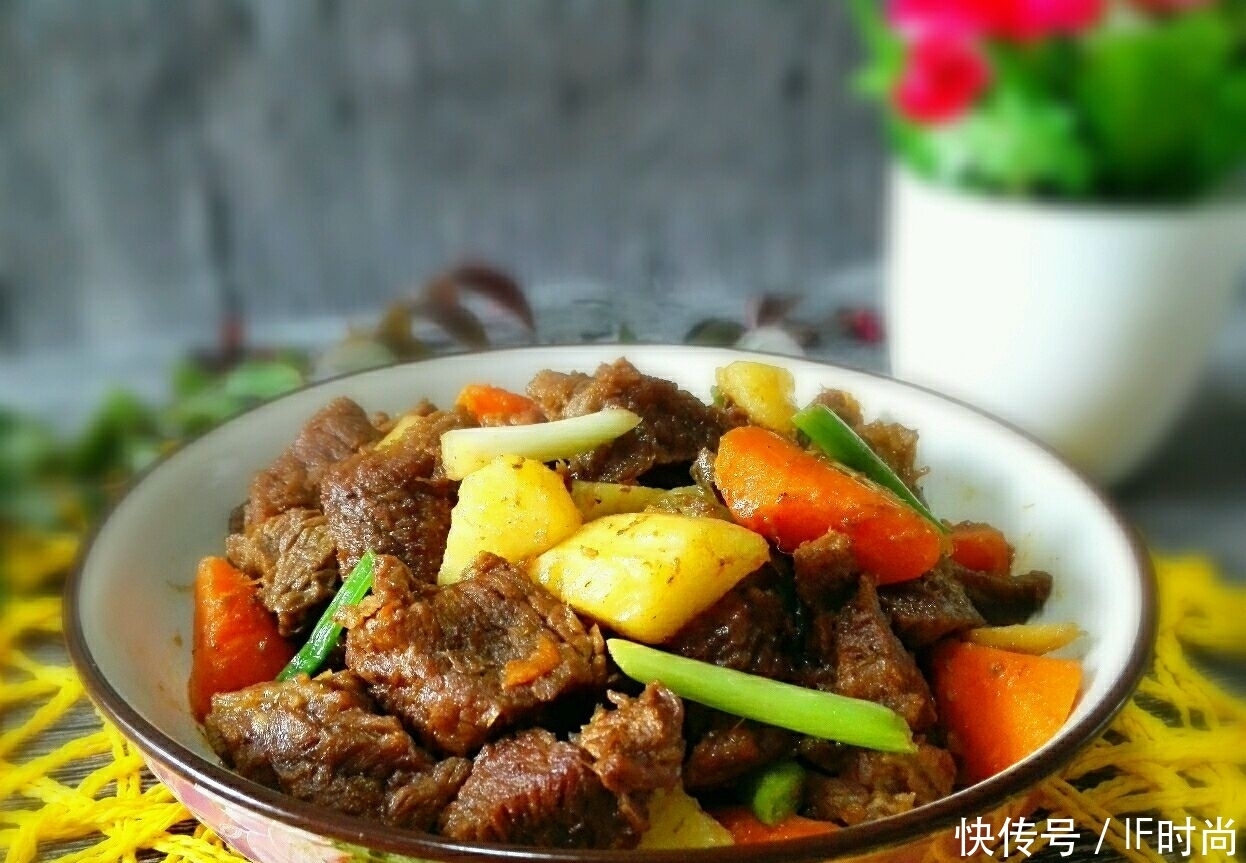 河南一家8口的新春年夜饭,8道菜太豪气,网友:日子过得火热
