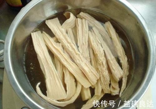 泡腐竹时,别放水里直接泡,教你饭店的做法,简单快速还劲道