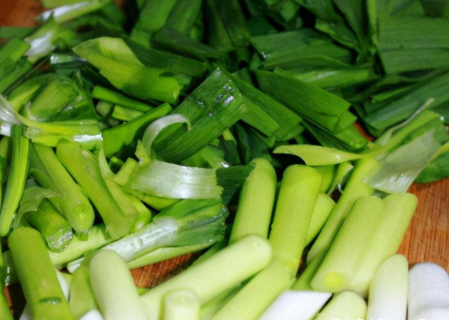 腊肉为啥一炒就硬?原来不能直接下锅炒,多加1步,腊肉香又嫩