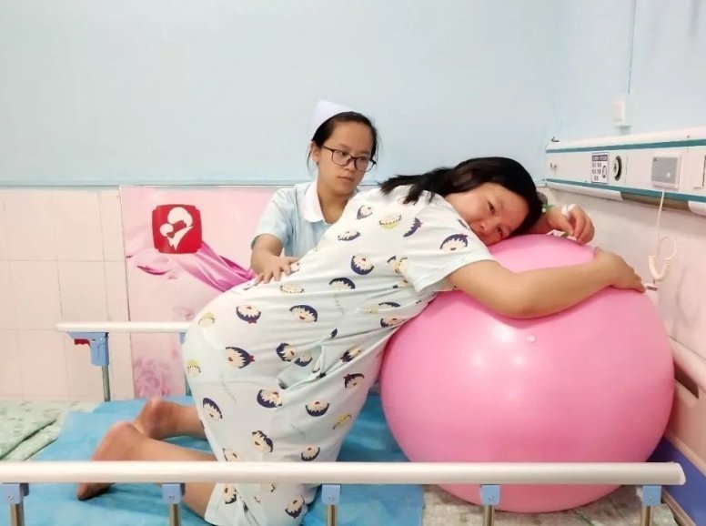 分娩|产妇生娃“姿势”都有哪些“横躺站跪”超乎想象,看你适合哪个