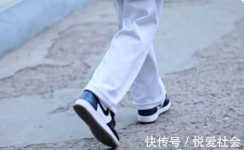 孩子|“新型攀比”进入校园,学生身上穿着普通校服,脚上却是上千块的耐克