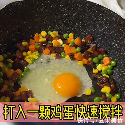 想要滋阴补血吗？这道五彩缤纷的腊肠炒饭少不了