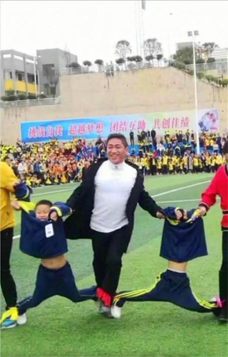 亲子运动会|学校举办亲子运动会,爸妈玩得比孩子还开心,网友:娃都拉变形了