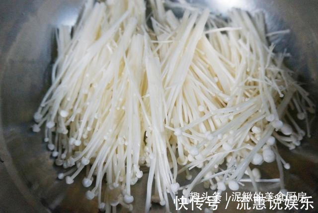 2个西红柿,1把金针菇,简单一炒,5分钟出锅,酸甜脆爽好下饭