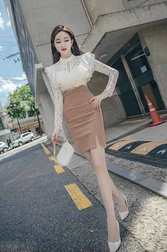 搭配|白色蕾丝上衣与半身包臀裙的搭配,高贵优雅,展现女人韵味