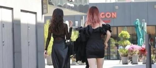 美女|黑色纱网裹上吊带衫搭配高开叉黑色皮裙,气场十足,气质迷人